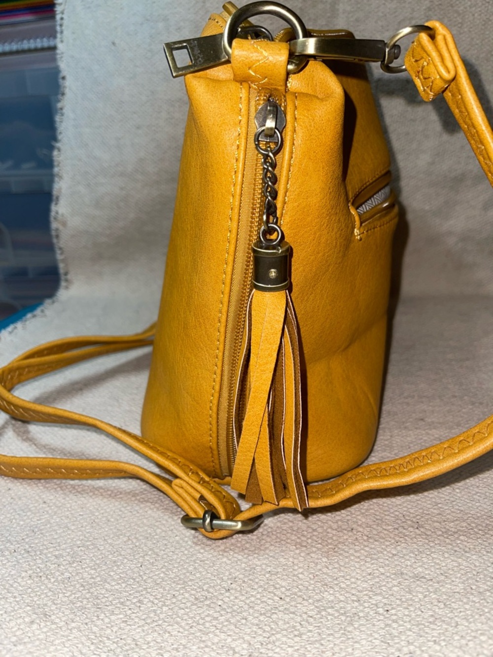 Jen & Co vegan leather Dylan crossbody- mustard - new - Picture 3 of 7